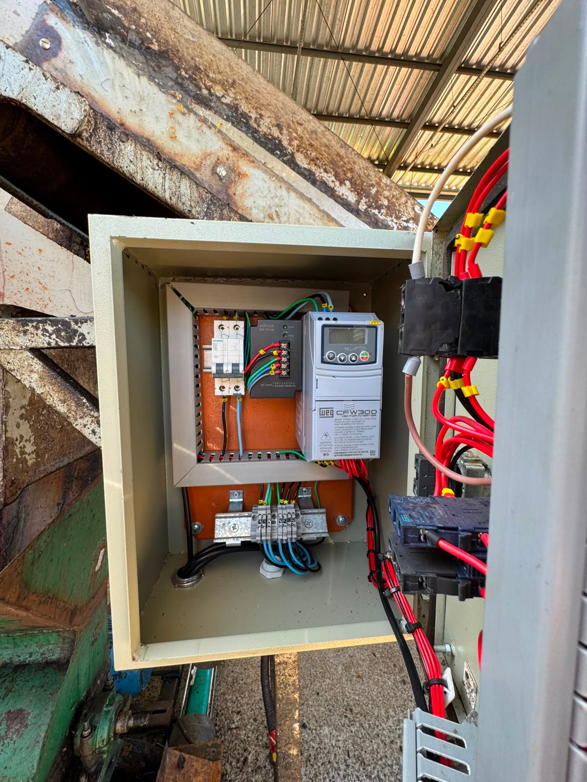 Quadro de comando aberto com fiação de automação