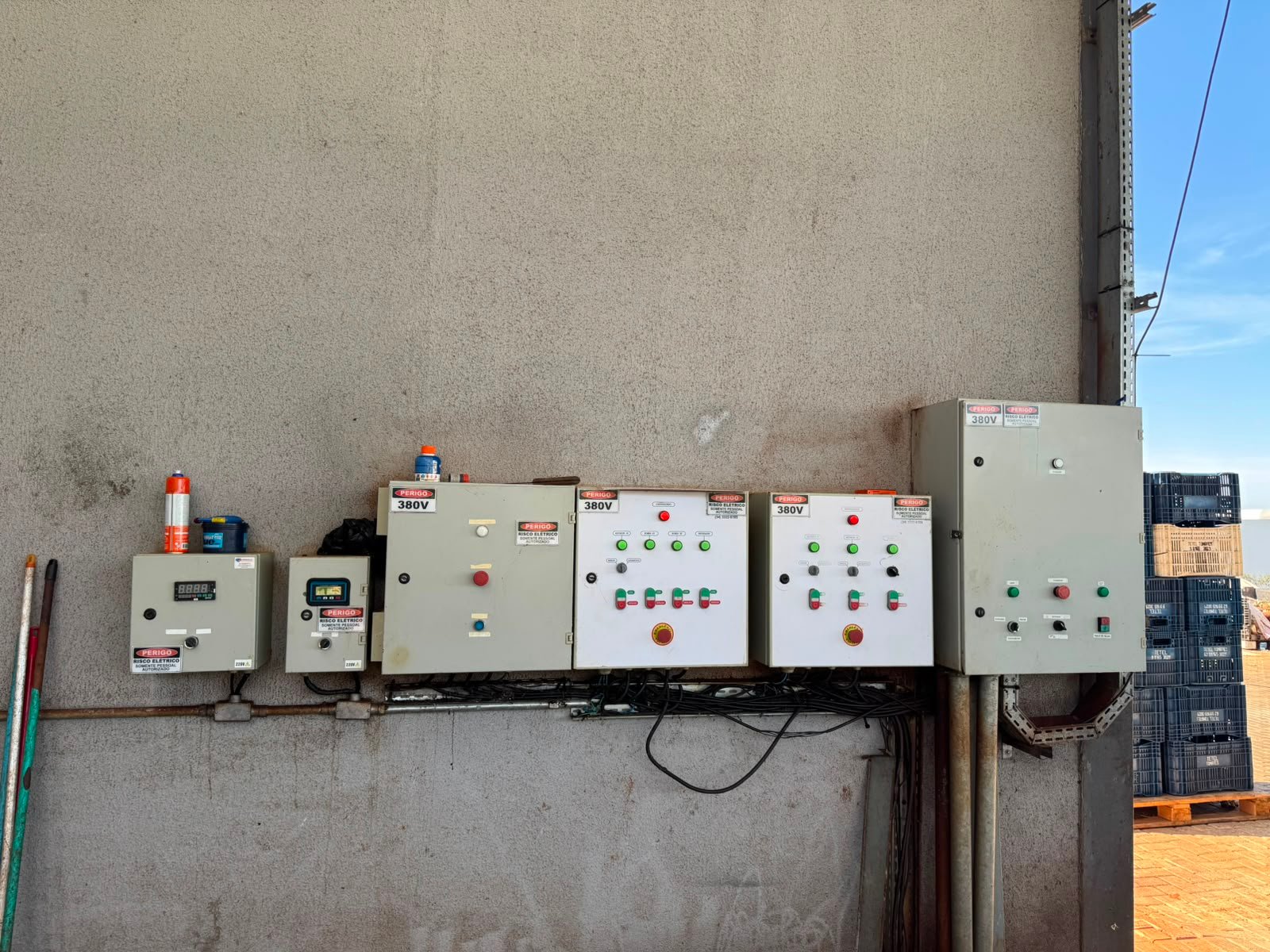 Painéis de automação e controle da usina do CEASA