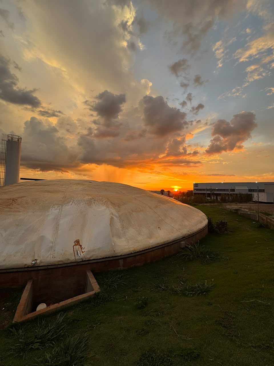 Biodigestor do CEASA Goiás ao entardecer