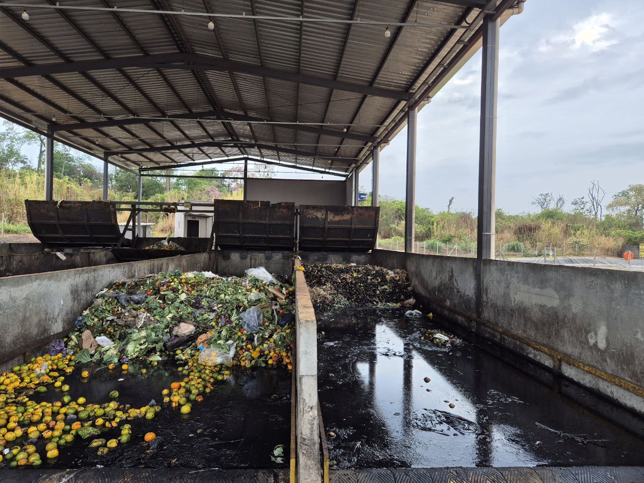 Baia de recepção com resíduo orgânico acumulado antes da reestruturação da operação