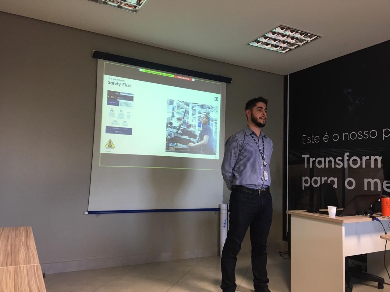 Engenheiro da 4WaTT apresentando o projeto de engenharia de processos na planta da Electrolux do Brasil